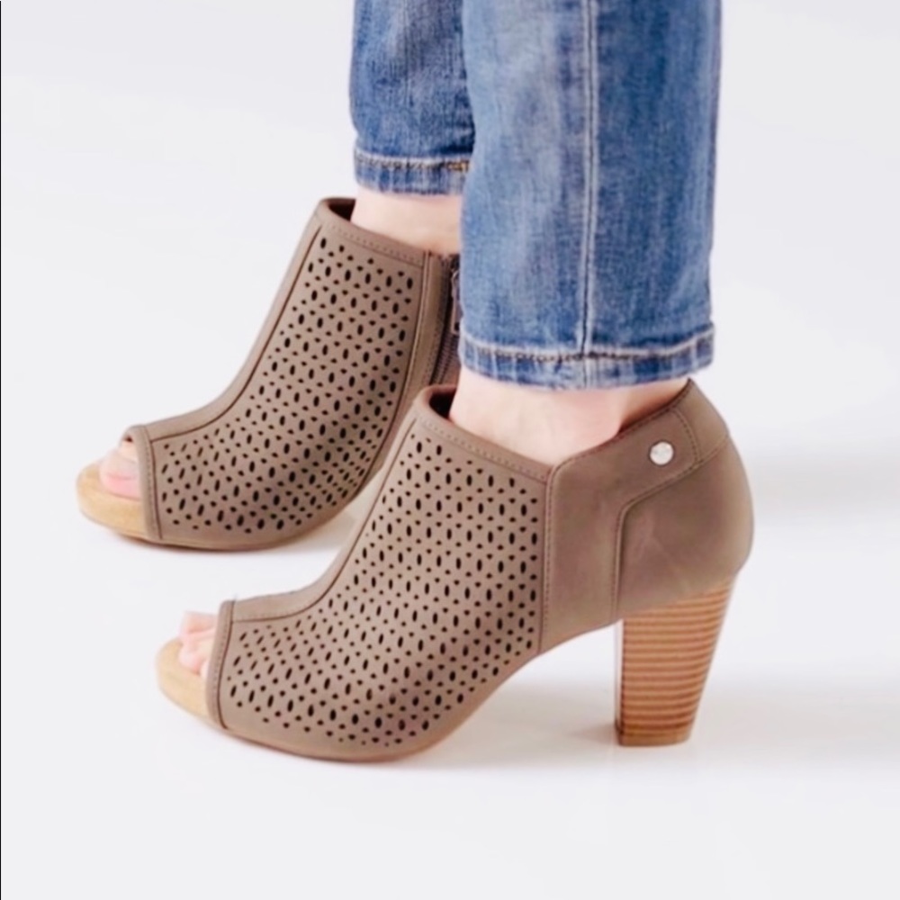 Giani Bernini Joisey Women’s Tan Peep Toe Ankle Strap Cut Out Heeled Booties